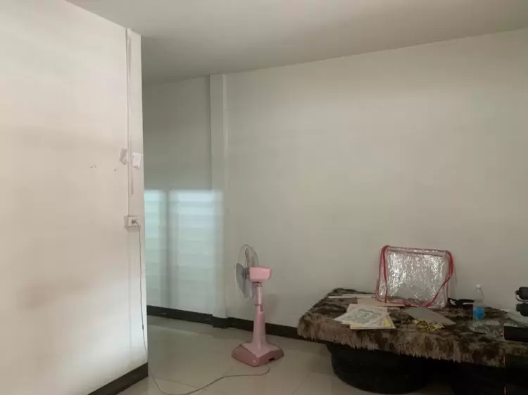 ขายถูก ทาวน์เฮ้าส์ชั้นเดียว 22 5ตรว หมู่บ้านเทพประทานพร8 ต บ่อวิน อ ศรีราชา จ ชลบุรี ขายต่ำกว่าราคาประเมิน 1 แสน ซื้อบ้านมีเงินติดกระเป๋า 