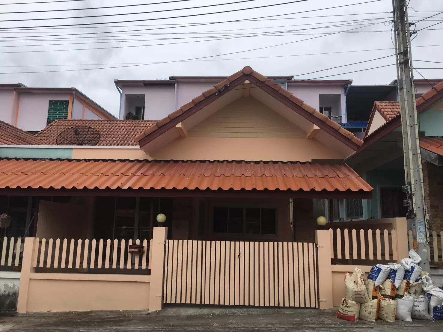 ขายถูก บ้านแฝดชั้นเดียว หมู่บ้านริมบึง ต แม่น้ำคู้ อ ปลวกแดง จ ระยอง ขายต่ำกว่าราคาประเมิน 1 แสน ซื้อบ้านมีเงินติดกระเป๋า 