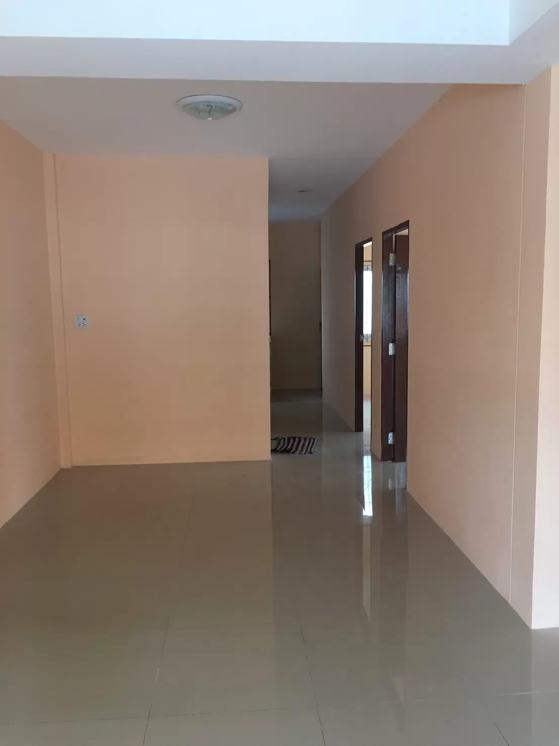 ขายถูก บ้านแฝดชั้นเดียว หมู่บ้านริมบึง ต แม่น้ำคู้ อ ปลวกแดง จ ระยอง ขายต่ำกว่าราคาประเมิน 1 แสน ซื้อบ้านมีเงินติดกระเป๋า 