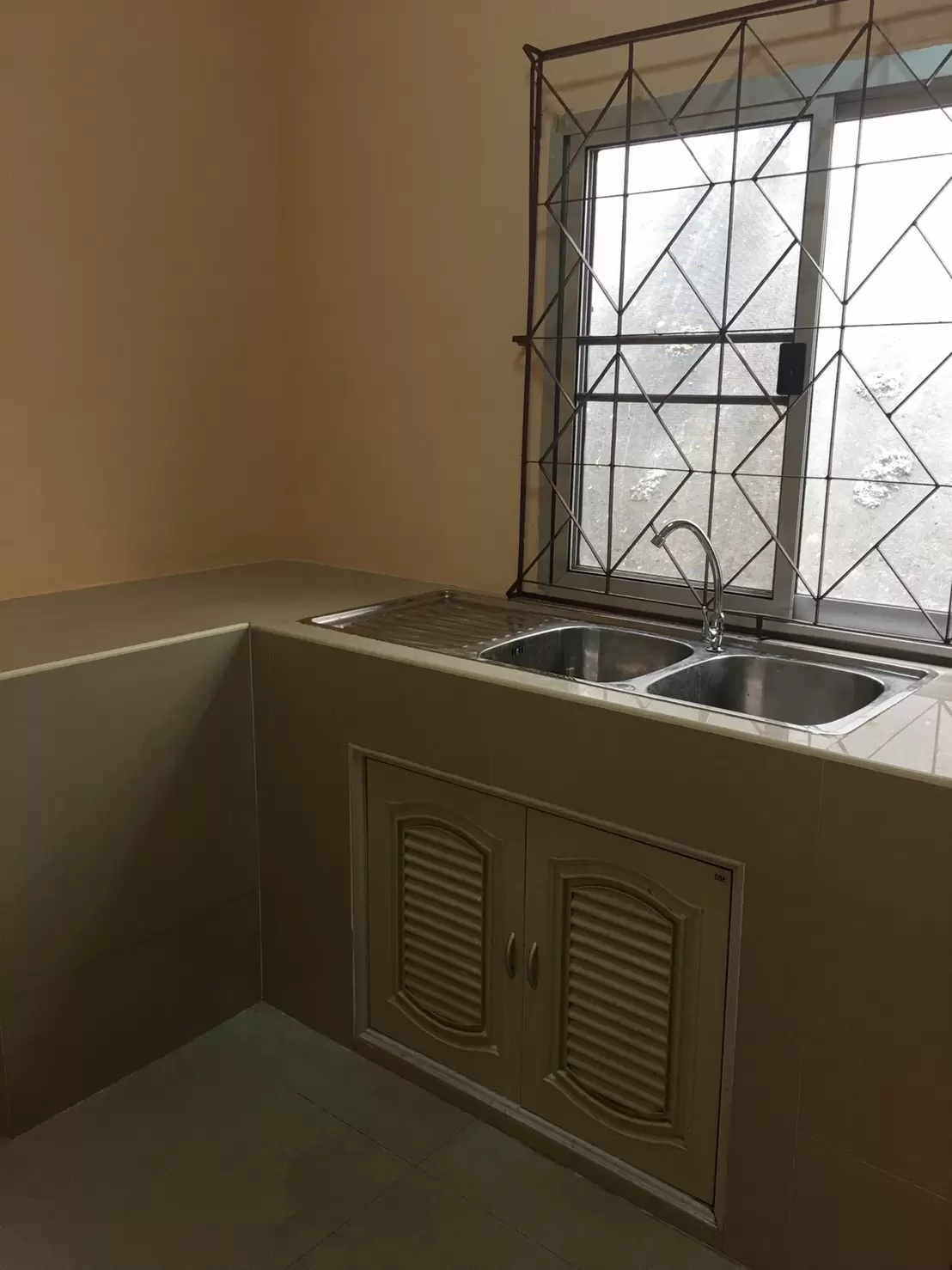 ขายถูก บ้านแฝดชั้นเดียว หมู่บ้านริมบึง ต แม่น้ำคู้ อ ปลวกแดง จ ระยอง ขายต่ำกว่าราคาประเมิน 1 แสน ซื้อบ้านมีเงินติดกระเป๋า 