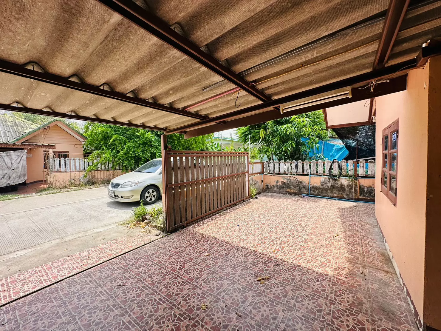 บ้านแฝดชั้นเดียว หมู่บ้านแผ่นดินทอง ต ทับมา อ เมือง จ ระยอง ขายต่ำกว่าราคาประเมิน 1 แสน ซื้อบ้านมีเงินติดกระเป๋า 