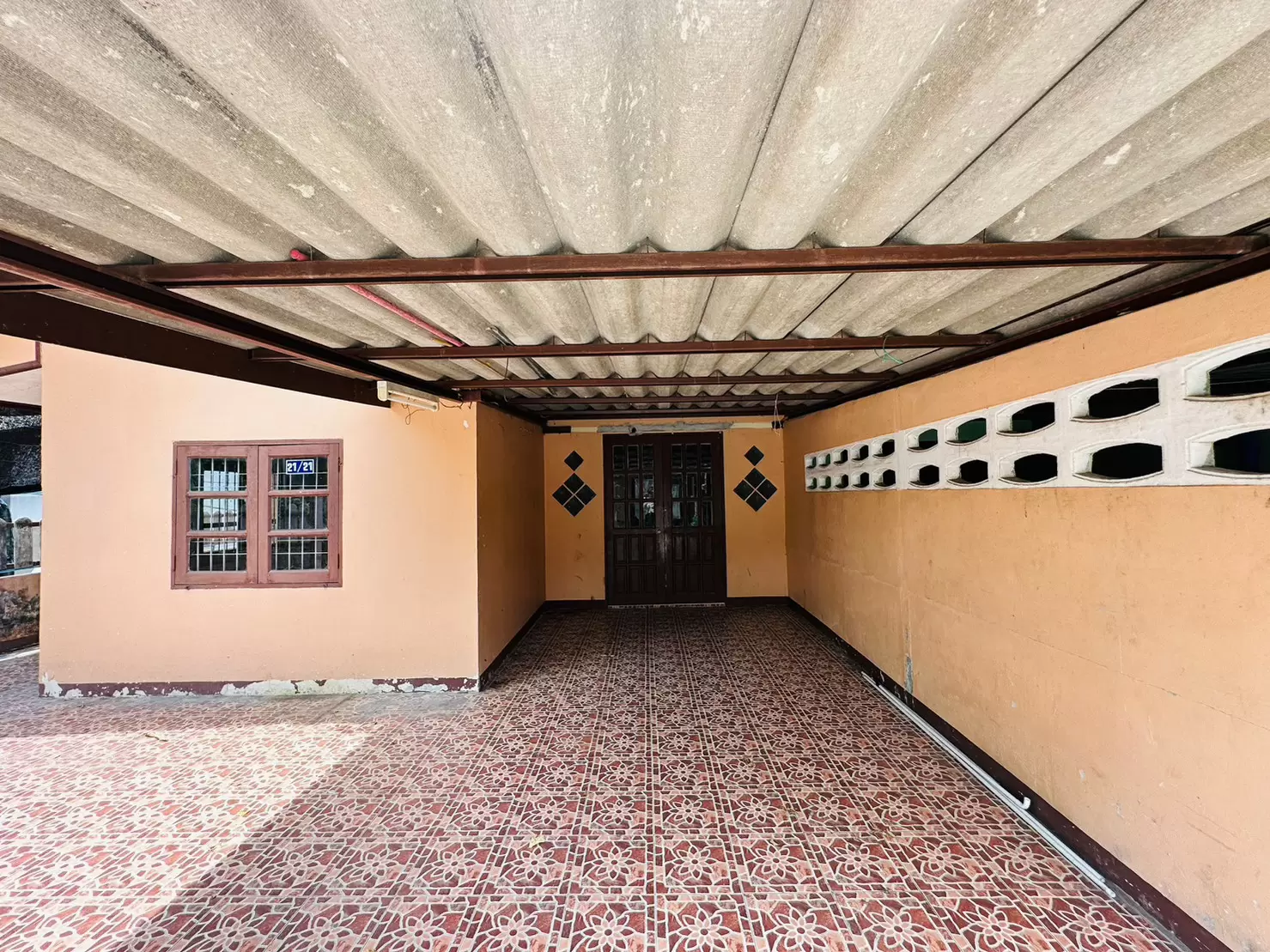 บ้านแฝดชั้นเดียว หมู่บ้านแผ่นดินทอง ต ทับมา อ เมือง จ ระยอง ขายต่ำกว่าราคาประเมิน 1 แสน ซื้อบ้านมีเงินติดกระเป๋า 