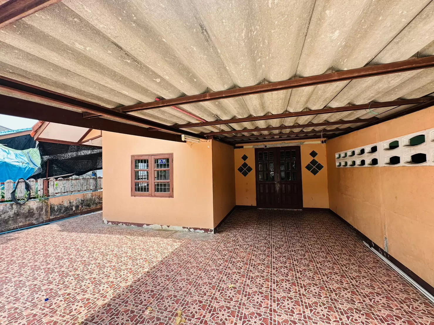 บ้านแฝดชั้นเดียว หมู่บ้านแผ่นดินทอง ต ทับมา อ เมือง จ ระยอง ขายต่ำกว่าราคาประเมิน 1 แสน ซื้อบ้านมีเงินติดกระเป๋า 