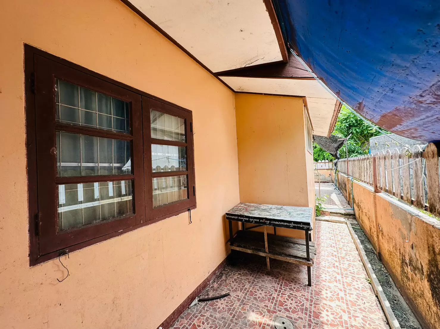 บ้านแฝดชั้นเดียว หมู่บ้านแผ่นดินทอง ต ทับมา อ เมือง จ ระยอง ขายต่ำกว่าราคาประเมิน 1 แสน ซื้อบ้านมีเงินติดกระเป๋า 